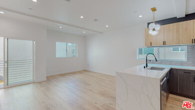 16012 Cantlay St-Unit -1/2 in Los Angeles, CA - Foto de edificio - Building Photo