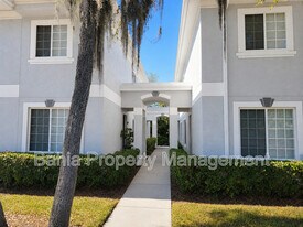4053 Dolphin Dr in Tampa, FL - Building Photo