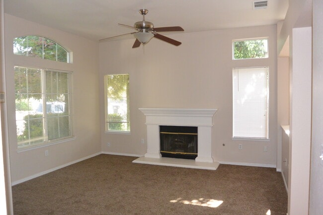 5433 W La Vida Ct in Visalia, CA - Foto de edificio - Building Photo