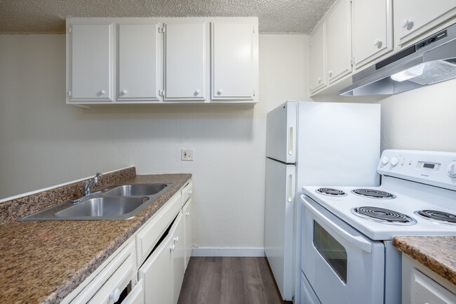 Rivergate Apartments in West Sacramento, CA - Building Photo - Interior Photo