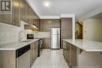 176 Beaveridge Ave in Oakville, ON - Building Photo - Building Photo