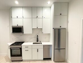 173 Maverick St, Unit 201 in Boston, MA - Building Photo - Building Photo