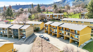 2408 W 10th St in The Dalles, OR - Building Photo - Building Photo