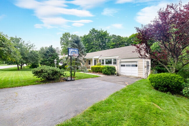74 Boxwood Dr in Stamford, CT - Building Photo - Building Photo