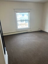 124 Spruce St, Unit C in Cadillac, MI - Foto de edificio - Building Photo