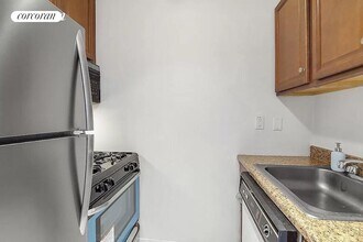393 W 49th St in New York, NY - Building Photo - Building Photo
