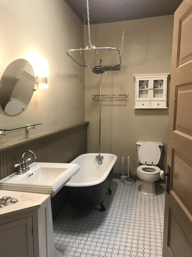 418 Garrard St, Unit 1st Floor in Covington, KY - Building Photo - Building Photo