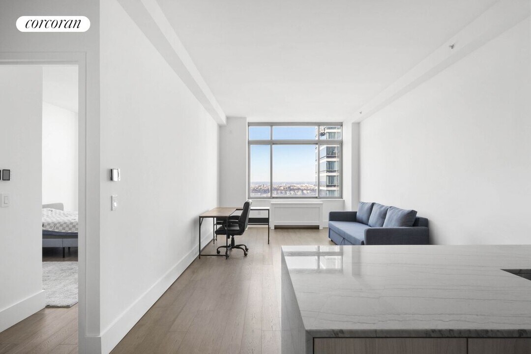 271 W 47th St in New York, NY - Building Photo