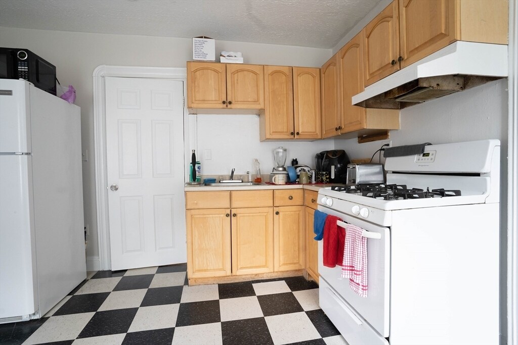 32 Gordon St, Unit 3 in Boston, MA - Building Photo