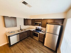 365-425 Darby Creek Rd in Lexington, KY - Building Photo