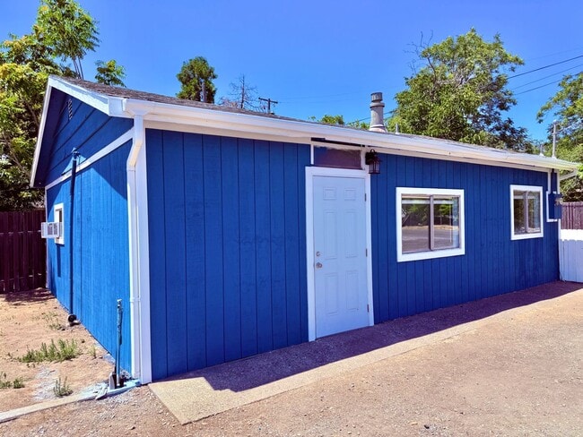 25143 Molinos Ave in Los Molinos, CA - Building Photo - Building Photo