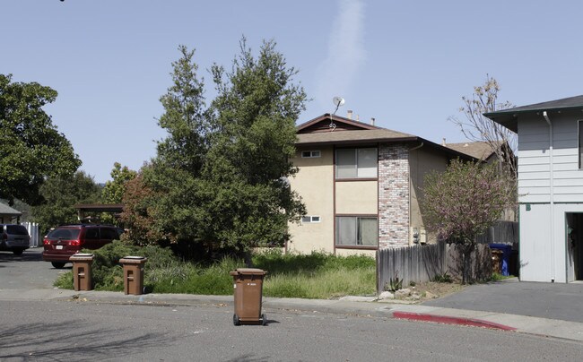 1356 Monte Vista Ave in St Helena, CA - Foto de edificio - Building Photo
