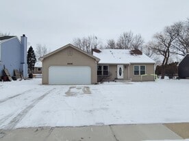 996 Hawthorne Dr in Crystal Lake, IL - Building Photo