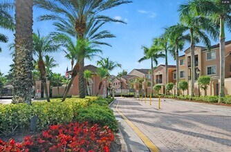 8010 N Nob Hill Rd in Tamarac, FL - Foto de edificio - Building Photo