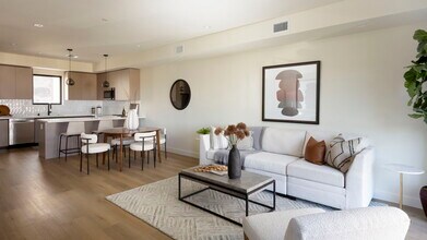 3849 Don Tomaso Dr in Los Angeles, CA - Foto de edificio - Building Photo