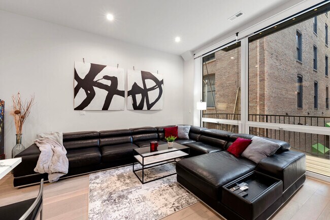 318 W Grand Ave, Unit SI ID1244920P in Chicago, IL - Building Photo - Building Photo