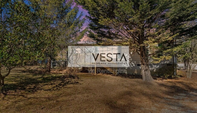 442 Wickins Dr in Hendersonville, NC - Foto de edificio - Building Photo