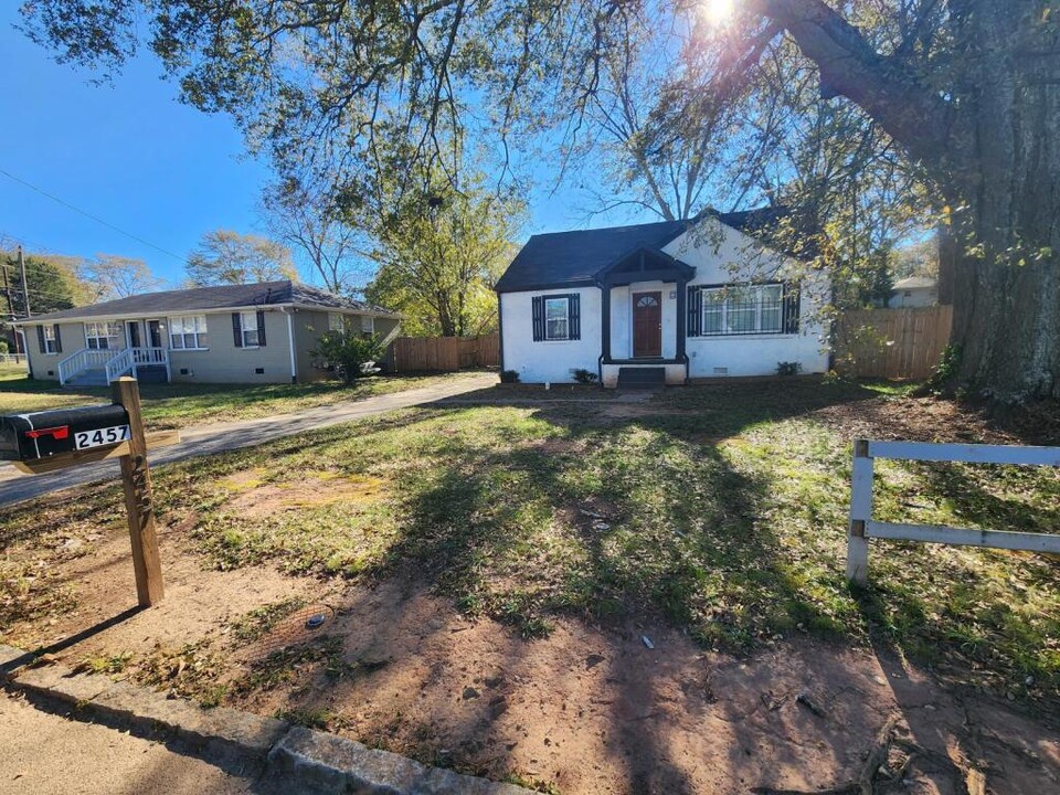 2457 Lynn Iris Dr in Decatur, GA - Building Photo