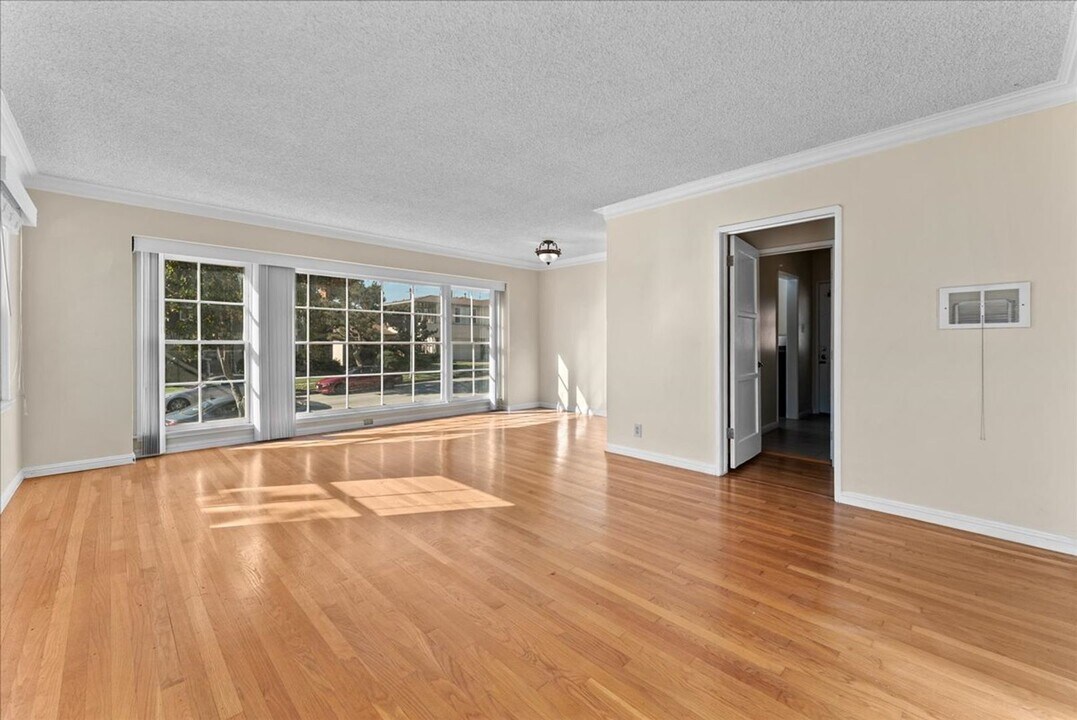 5918 S Fairfax Ave in Los Angeles, CA - Building Photo