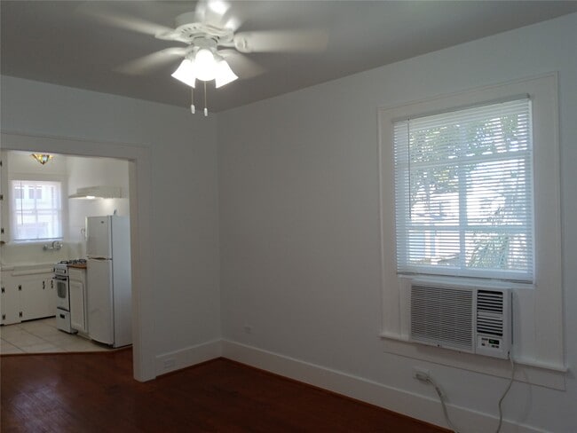 property at 2924 1/2 Bernardo De Galvez Ave