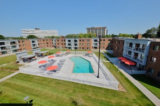 Shelard Village Apartments in St. Louis Park, MN - Building Photo - Building Photo