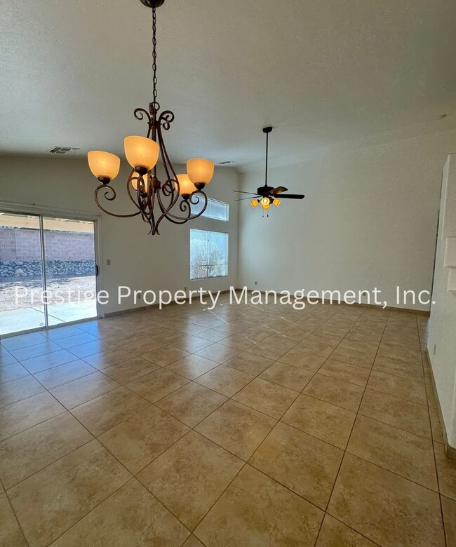 8120 E Slate Ridge Dr in Tucson, AZ - Foto de edificio - Building Photo