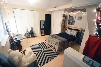 907 E 38th St in Austin, TX - Foto de edificio - Building Photo