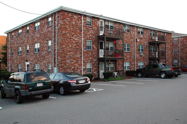 New Englander Apartments in Weymouth, MA - Foto de edificio - Building Photo