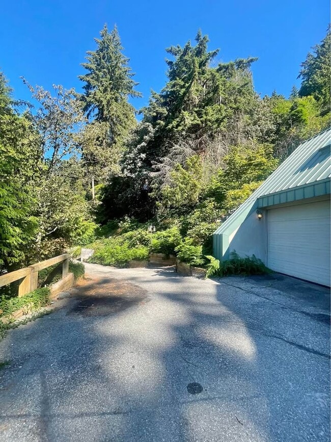 3865 Bayridge Av in West Vancouver, BC - Building Photo - Building Photo