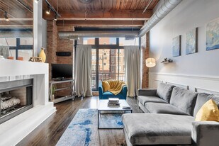 1250 W Van Buren St, Unit #207 in Chicago, IL - Building Photo