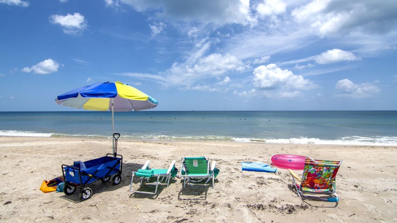 8830 S Sea Oaks Way in Vero Beach, FL - Foto de edificio