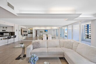 1717 N Bayshore Dr in Miami, FL - Building Photo - Building Photo