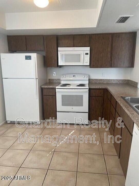 14872 N 24th Dr in Phoenix, AZ - Foto de edificio