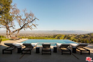 13331 Mulholland Dr in Beverly Hills, CA - Building Photo