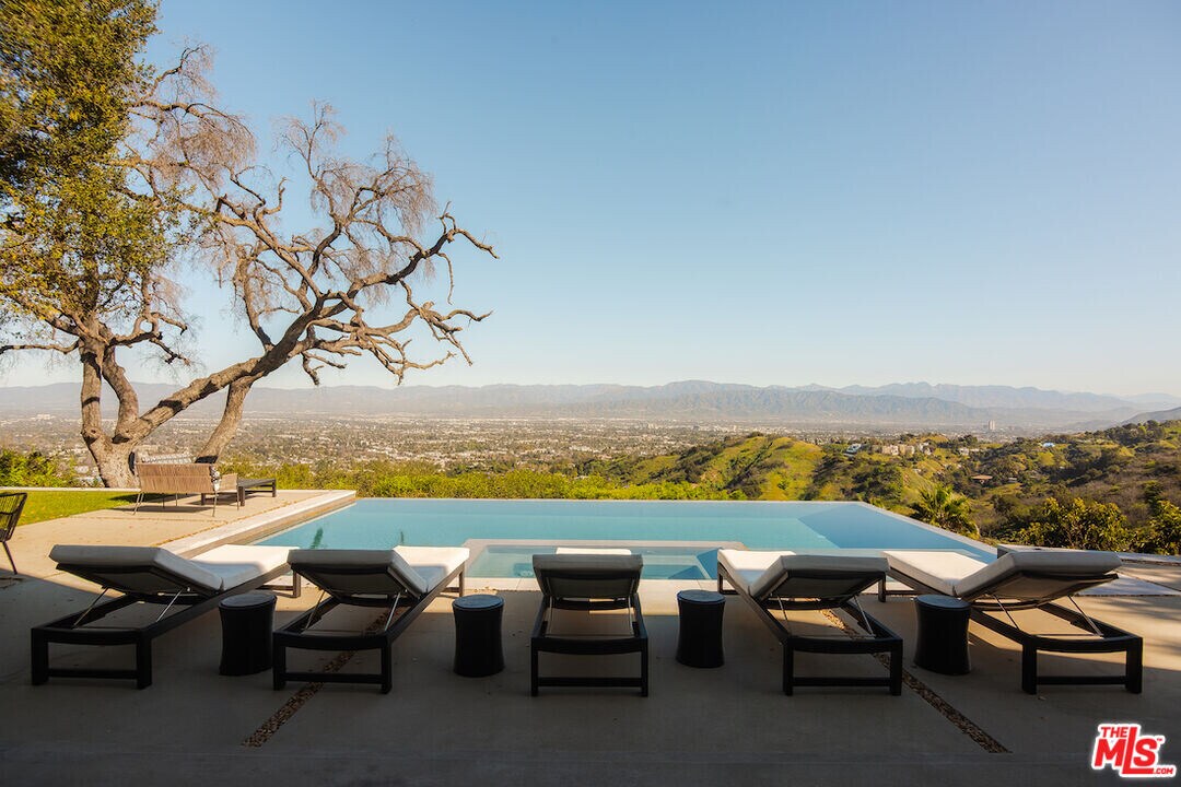 13331 Mulholland Dr in Beverly Hills, CA - Building Photo