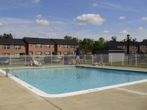 Huron Heights/Huron Ridge in Ypsilanti, MI - Foto de edificio - Building Photo