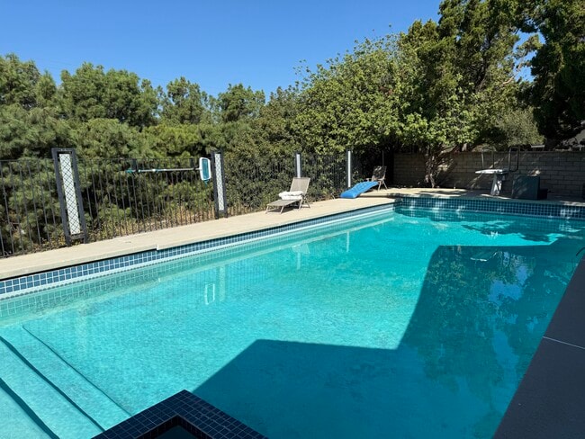 20076 Hiawatha St in Chatsworth, CA - Building Photo - Building Photo