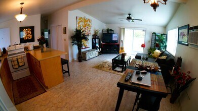 801 Ahukini St in Honolulu, HI - Building Photo - Building Photo