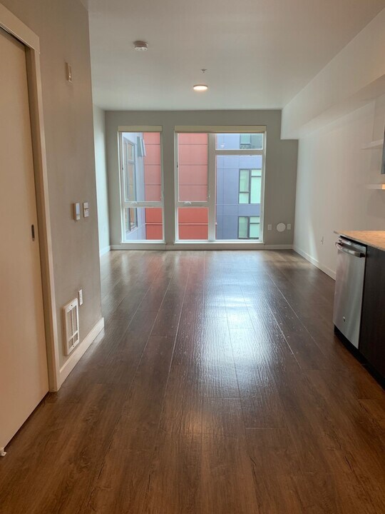 1085 103rd Ave NE in Bellevue, WA - Building Photo