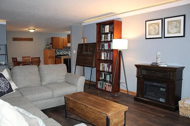 4 Pine Tree Dr in New Brighton, MN - Building Photo - Building Photo
