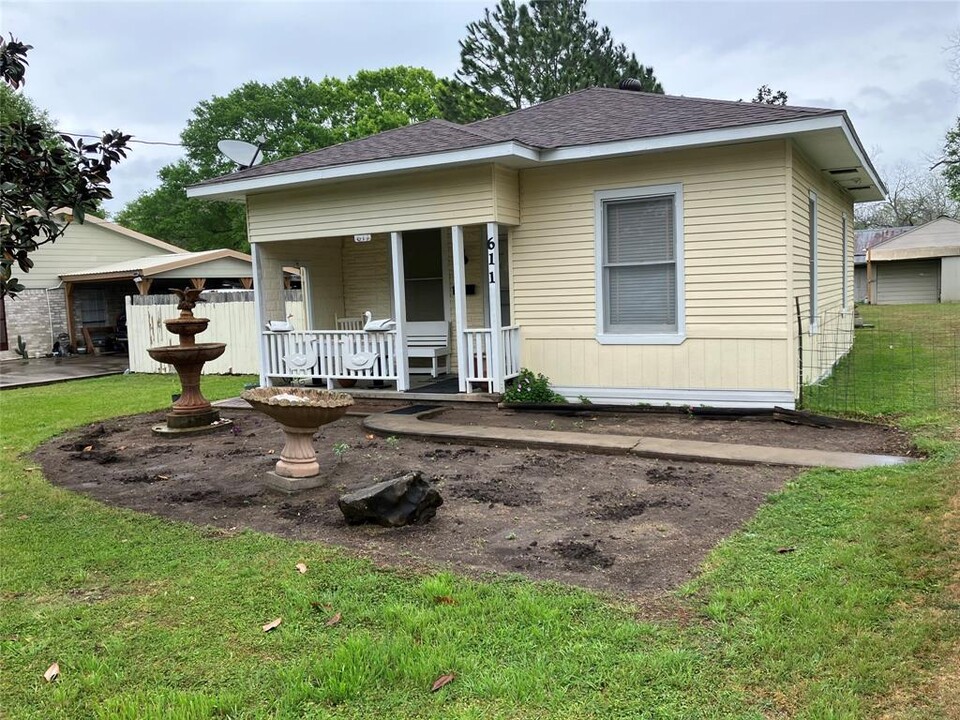 611 S Wharton St in El Campo, TX - Building Photo