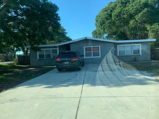 2033 Jo An Dr in Sarasota, FL - Building Photo - Building Photo