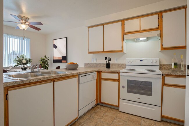 2806 Fisher Rd NE in Salem, OR - Foto de edificio - Building Photo