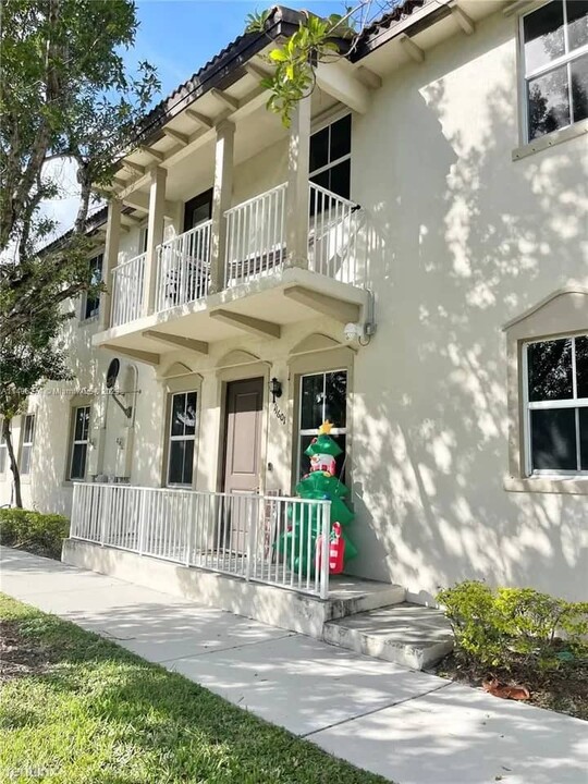 11601 SW 244th St in Princeton, FL - Foto de edificio