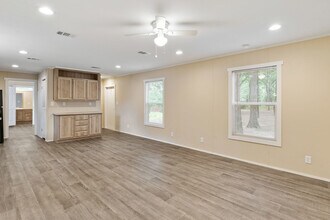 135 Southlake Dr. in Mabank, TX - Foto de edificio - Building Photo