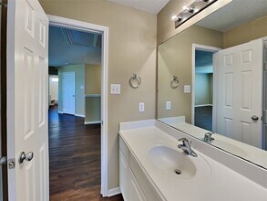 913 Almond St in Baytown, TX - Building Photo - Building Photo