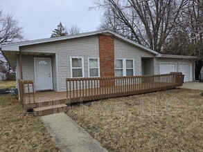 2209 W 4th St in Cedar Falls, IA - Building Photo - Building Photo