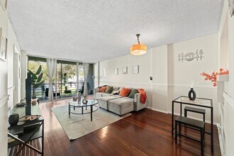 113 Royal Pk Dr, Unit 2C in Oakland Park, FL - Building Photo - Building Photo