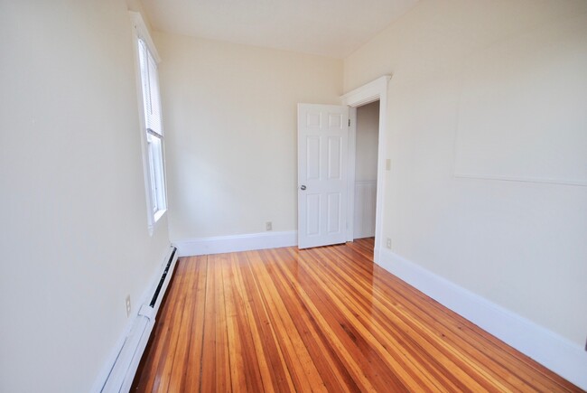 119 Lexington St, Unit 3R in Boston, MA - Building Photo - Building Photo
