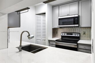 9724 Hammocks Blvd in Miami, FL - Building Photo - Building Photo